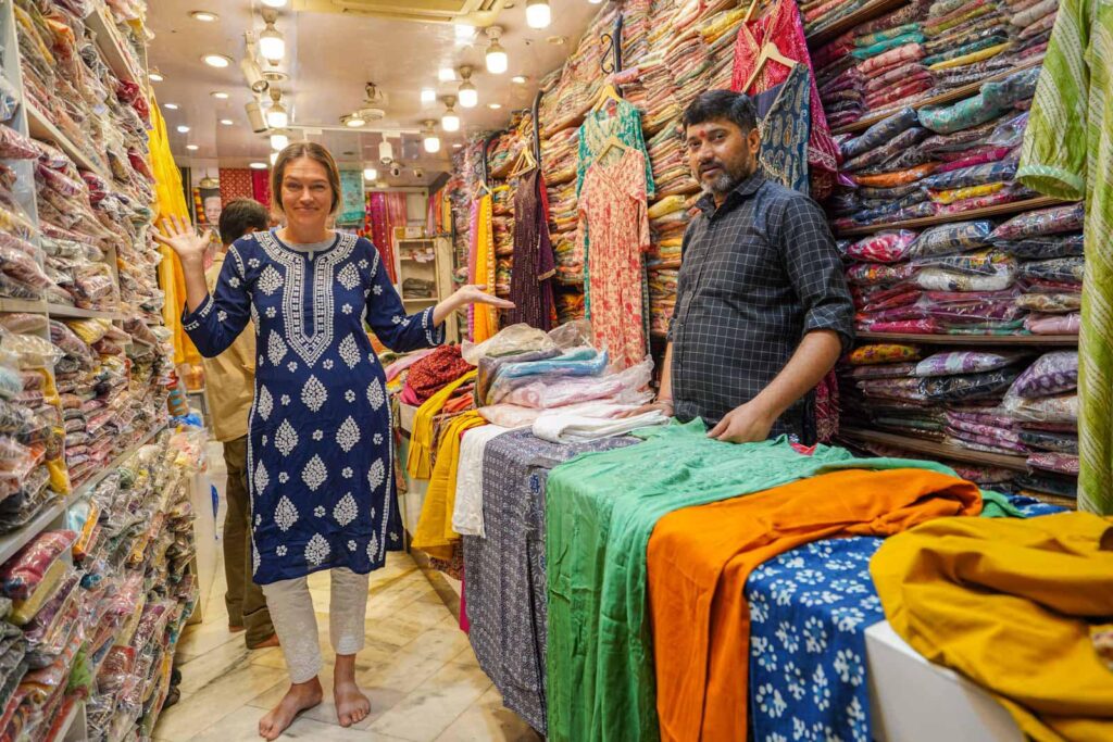 Shopping for Kurta what to wear in India as a female traveller. 