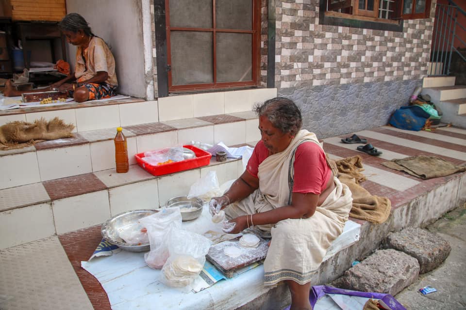 Ladies making pompadons on the streets of Old Kochi.