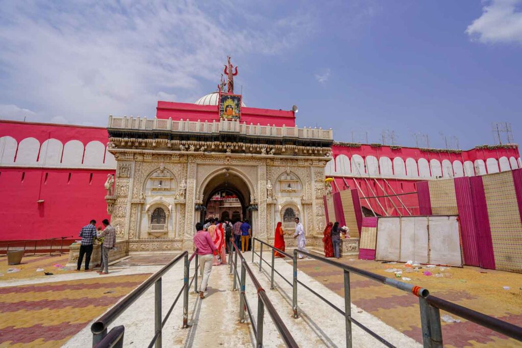 The outside of Shree Karni Mata Mandir Rat Temple looks fairly normal.