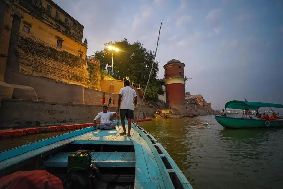 Leaving Assi Ghat heading down with the flow of the river.