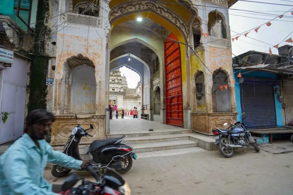 The magnificent gateway into Rangji Temple.