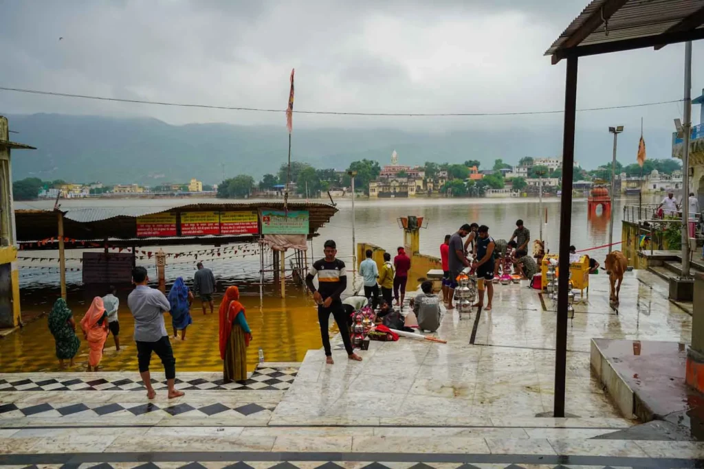 Watch Aarti things to do in Pushkar. 