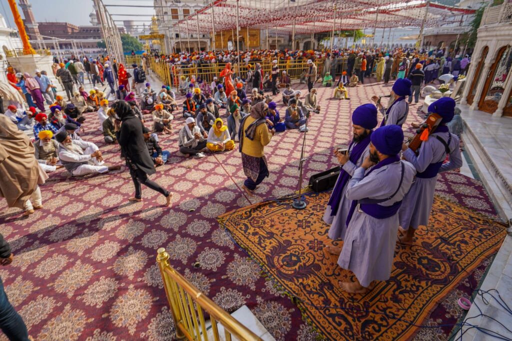 Queues to enter the central Harmandir Sahib (Golden Sanctum).