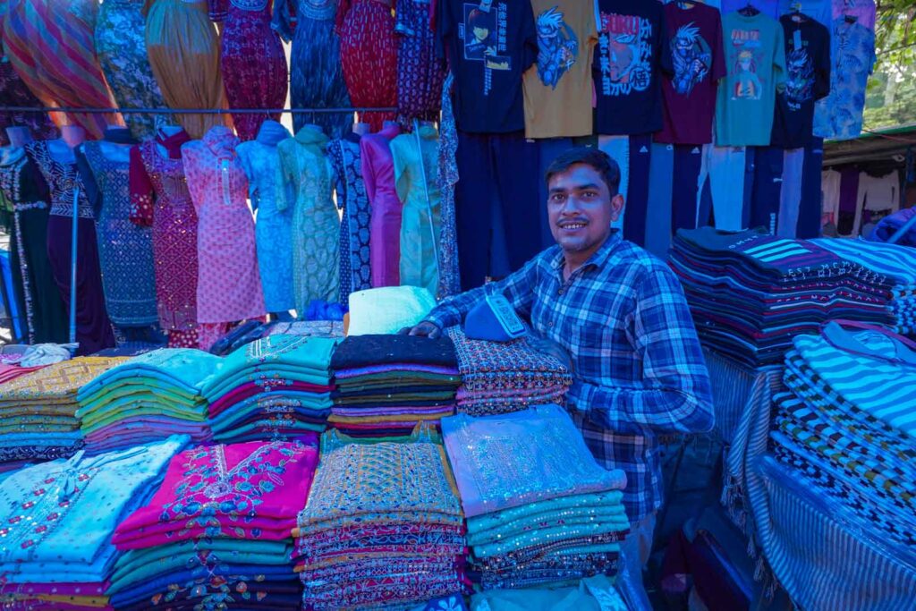 Shopping at Sarojini Market for Kurta to wear in India as a traveller. 
