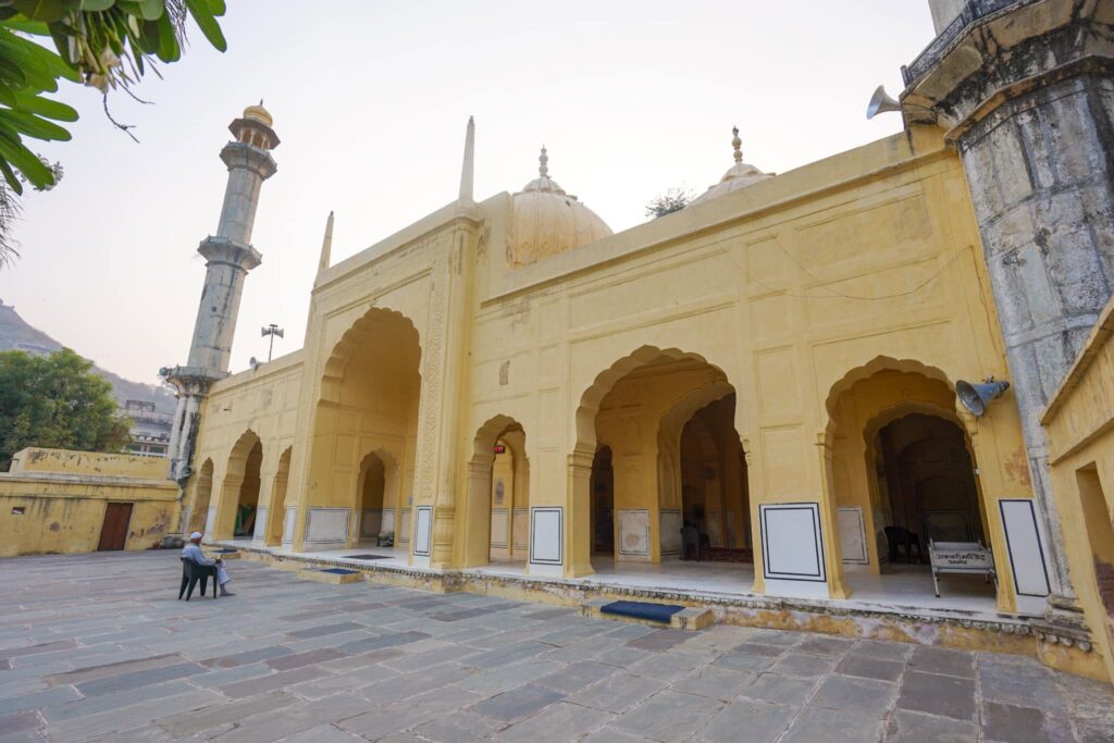 A stop at the incredible beautiful and historic Jama Masjid in Amer Village (Akbari Masjid) in Jaipur with Raja. 